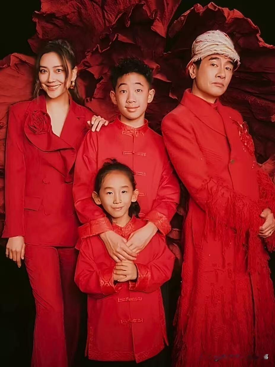 不得不说，陈小春的基因也太强大了，一家三口简直共用一张脸！我甚至觉得陈小春