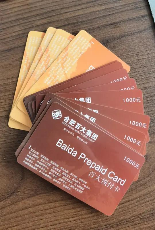 骗子忽悠老人的套路简直深不见底。就说购物卡诈骗，江苏镇江的徐某被忽悠买了166张