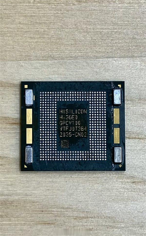 根据官方公布的238MTr/mm²晶体管密度，与台积电3nm的晶体管密度相比已经是同一水准。台积电N