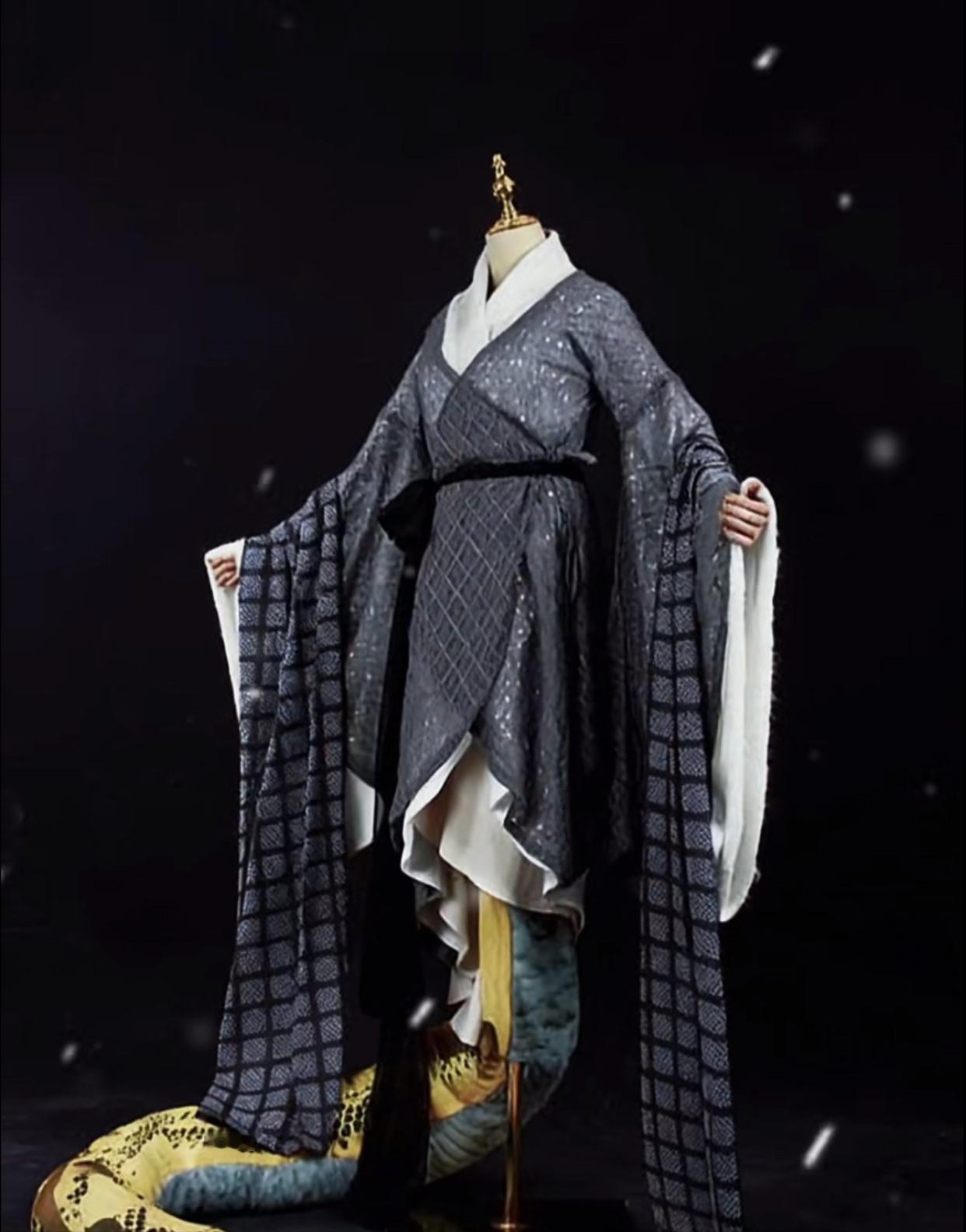 只看衣服时：这衣服好一般啊，脸出来后：简直就是仙品！