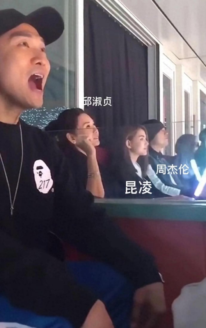 邱淑贞和昆凌坐一起看张学友演唱会，邱淑贞扎高马尾比昆凌漂亮​​​