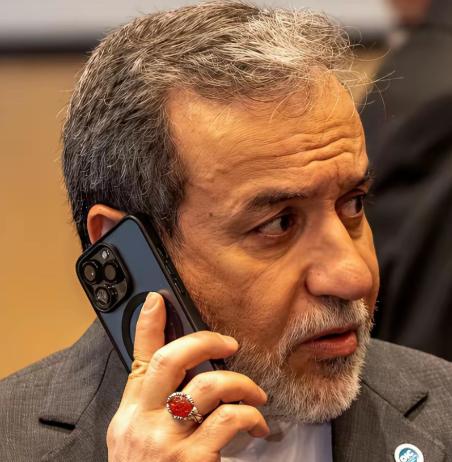 这张图疯传，大家都说，他是伊朗内鬼！他敢用苹果就说明他不怕被定位。为什么不怕？