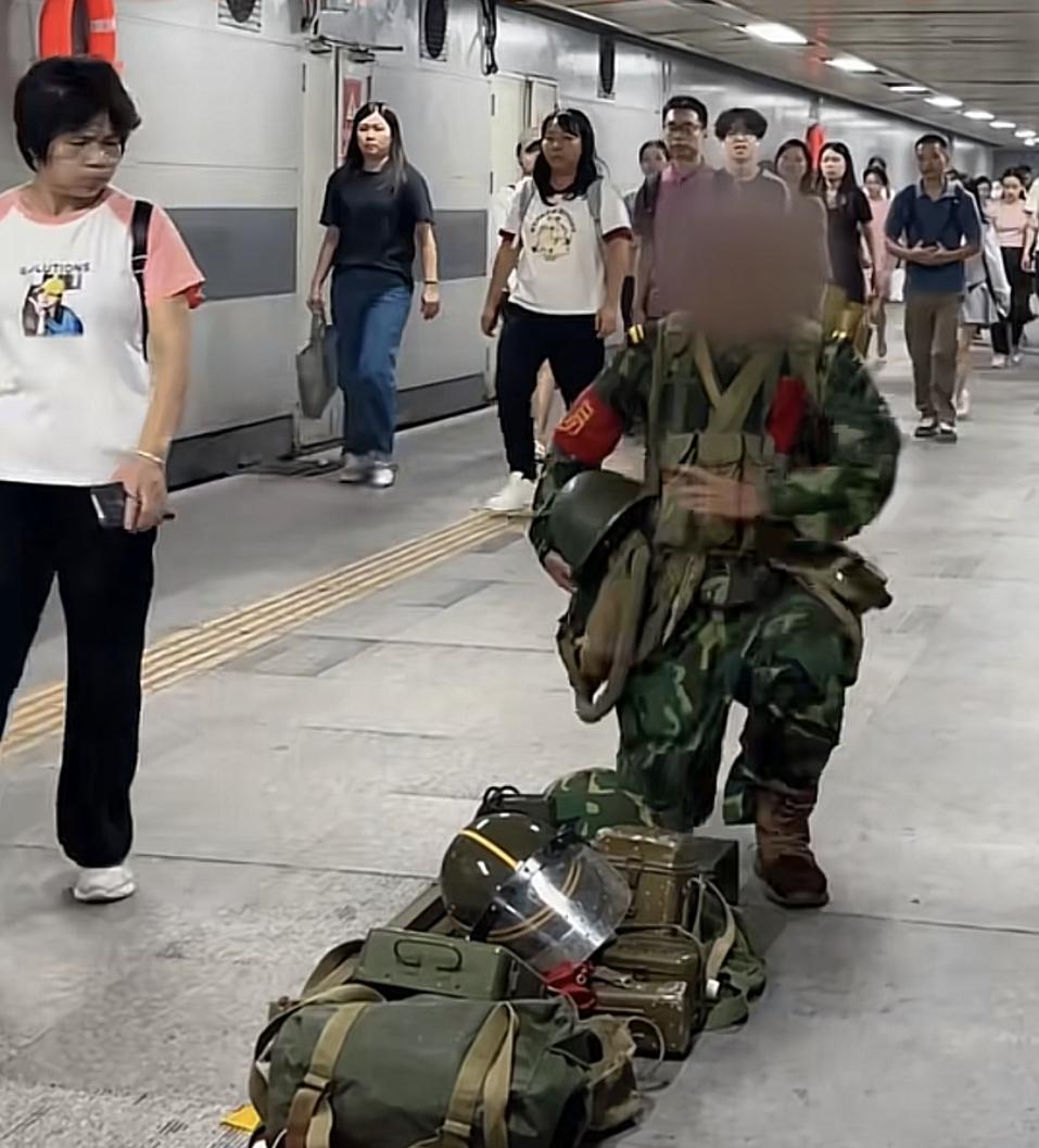 不领薪酬，20年坚守地下通道，这位大哥的举动让人不解！不过，广州人从不嘲笑他，也