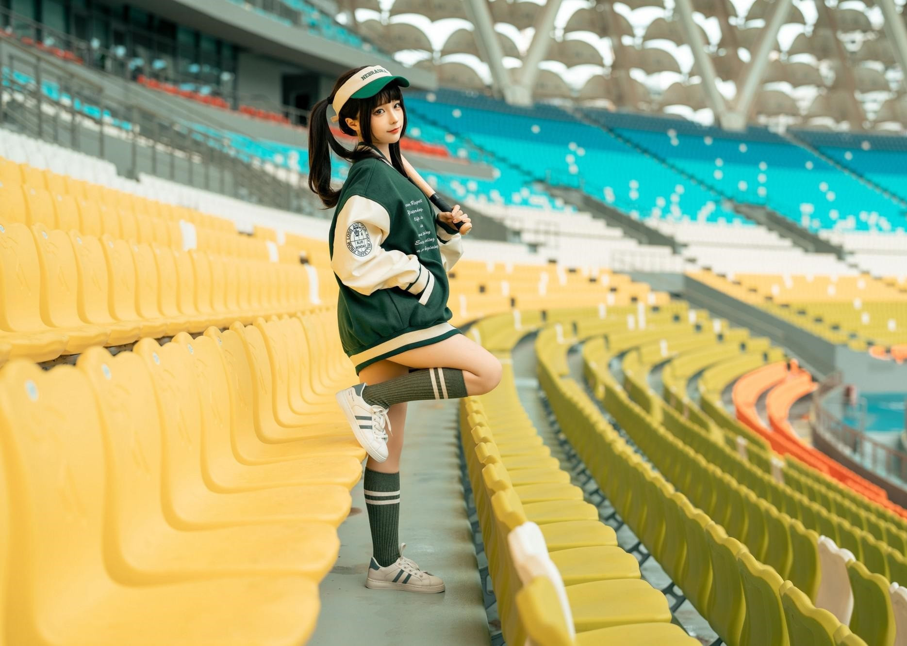 棒球女孩，还别说这棒球服还很洋气