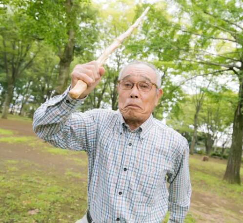 这事儿真是让人哭笑不得——日本爱知县冈崎市最近宣布，取消给88岁老人发长寿礼金的