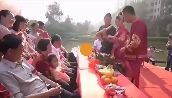 真是大跌眼镜！新娘给公公敬茶时喊了5次爸，公公都没抬眼皮接，新娘看向老公，老公竟