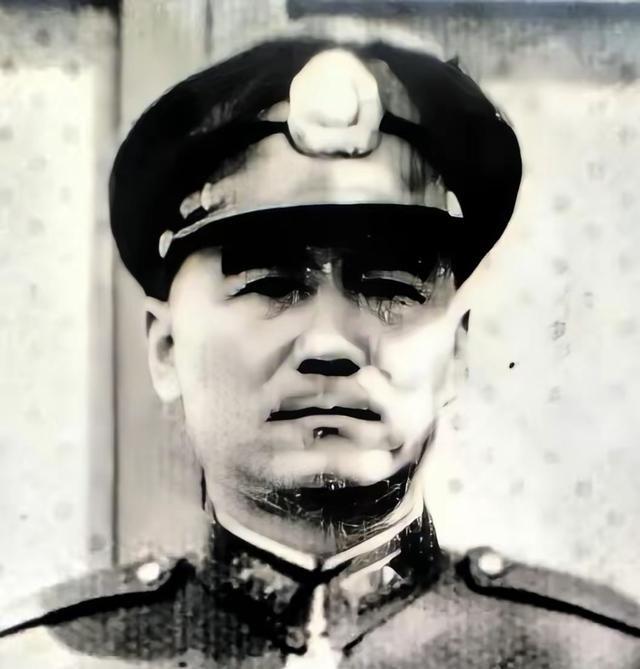1949年，国军30军军长鲁崇义准备起义，但参谋长何沧浪听完，却红着脸，说：“军