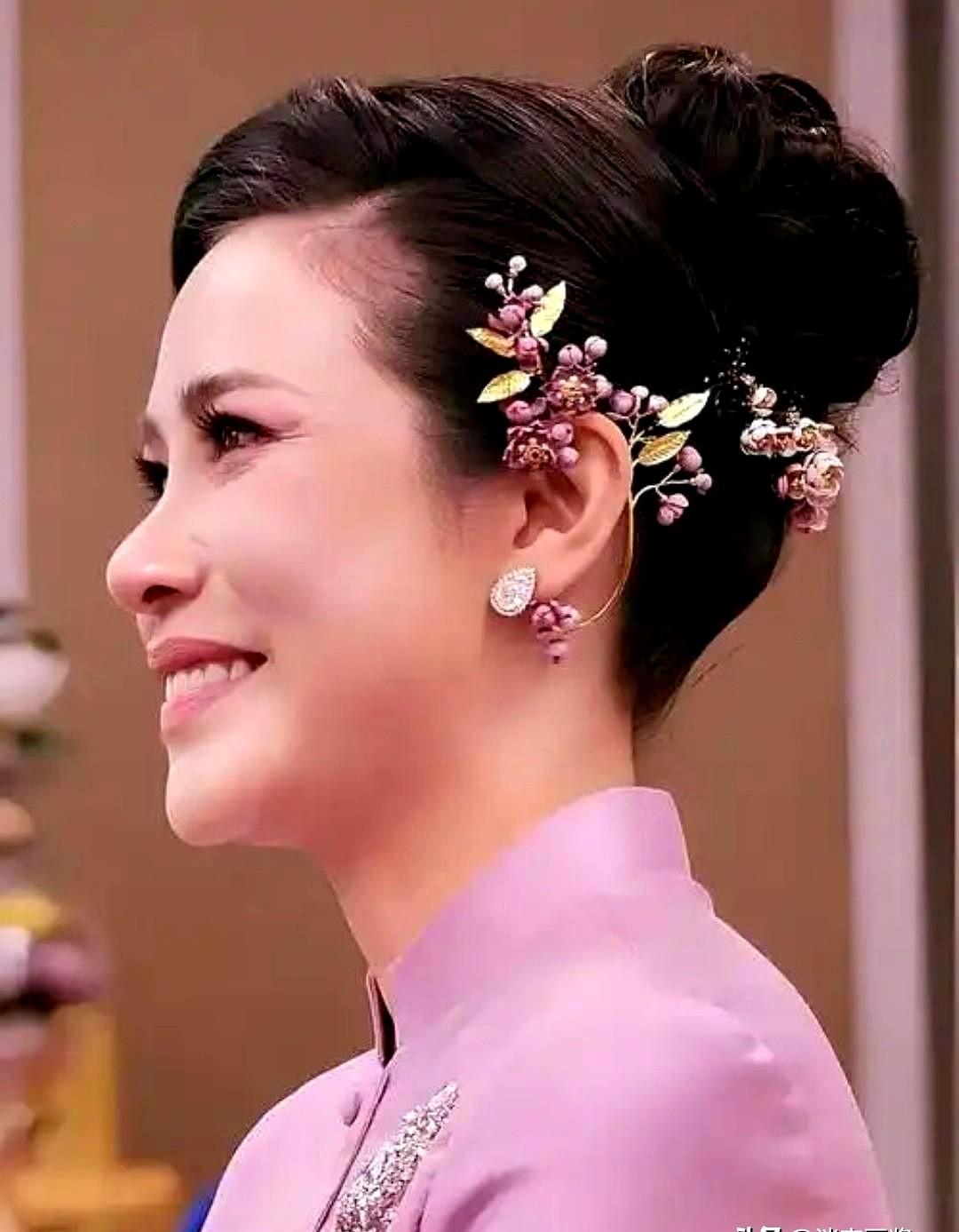 据说泰王对诗妮娜贵妃非常偏爱，她曾经佩戴过拉玛六世独女贝加拉塔娜公主的红宝石套装