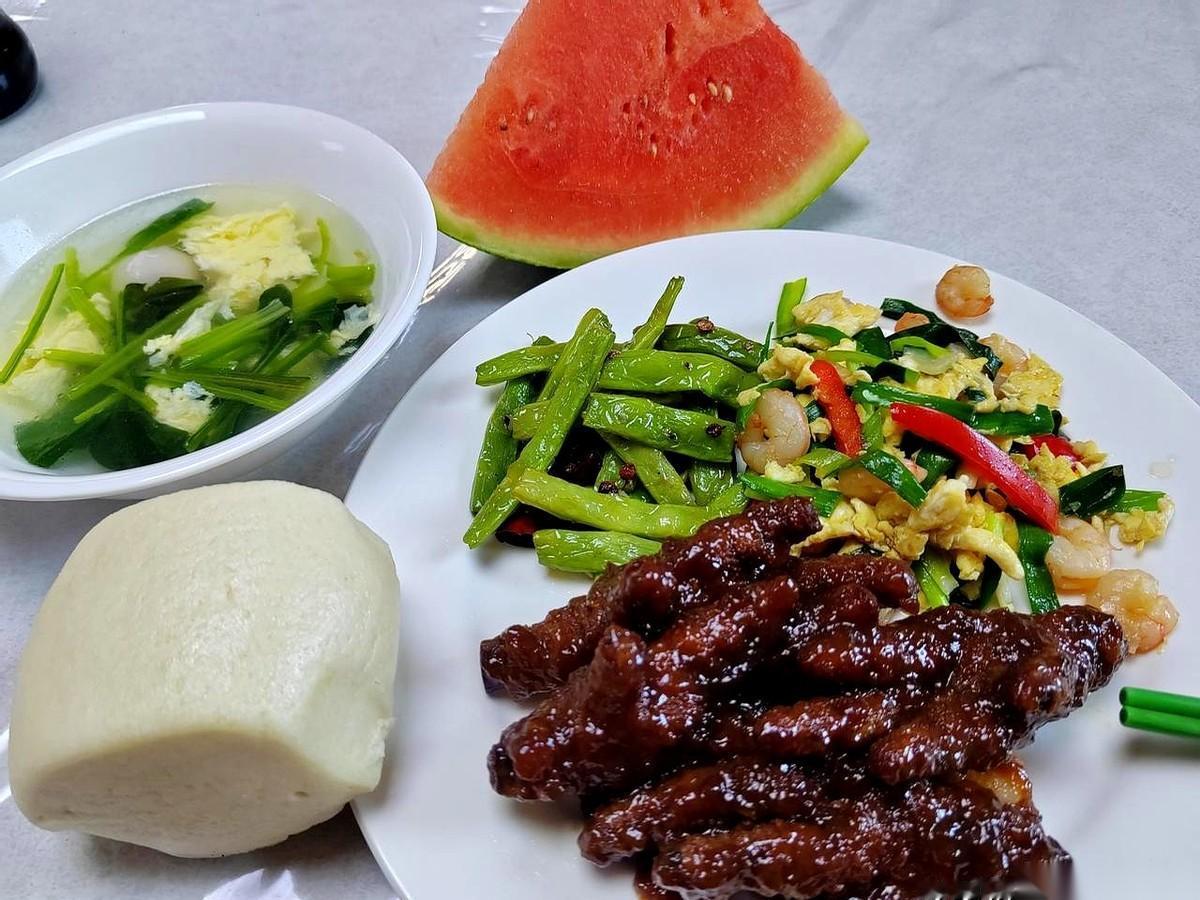 一锅“黑炭”，从冰箱里端出来，汤汁都冻成了深褐色的坨。我盯着它，这就是我昨天折腾