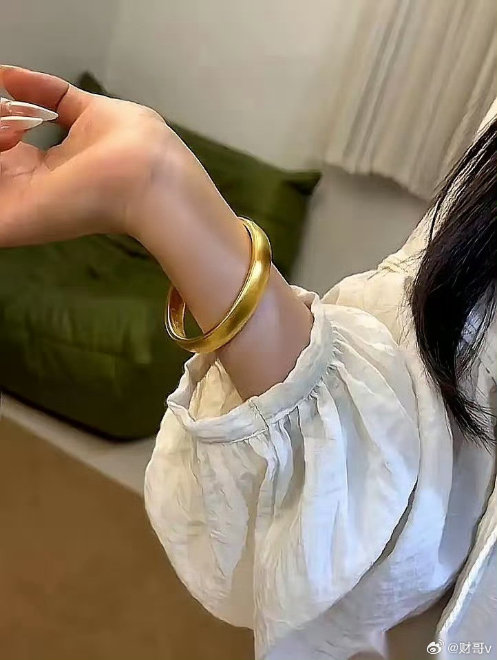金饰价格又崩了黄金金价快速跳水，各大品牌金饰零售价同步下调，对比年内高点每克大