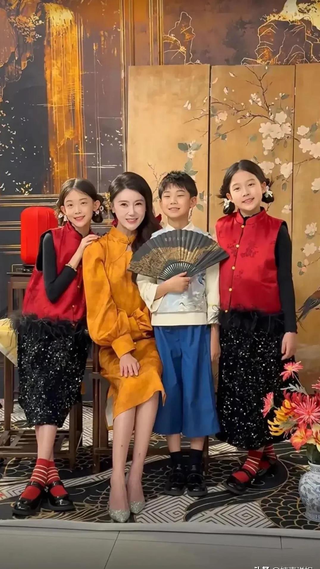女星甘薇与子女合影照，她一共生三个孩子，两女一男，两个女儿是双胞胎，2014年出