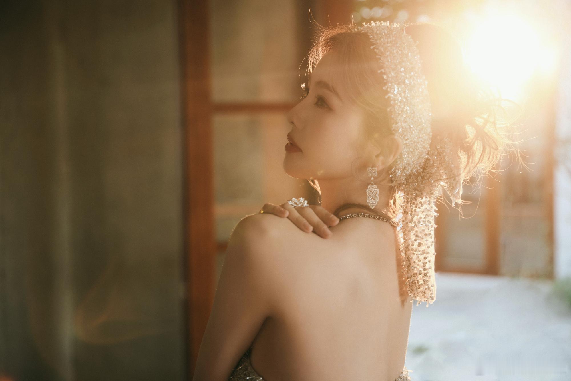 白鹿亮片发饰白鹿微博视界大会出图，亮片发饰好美，看得出她是公主~[鼓掌]​​