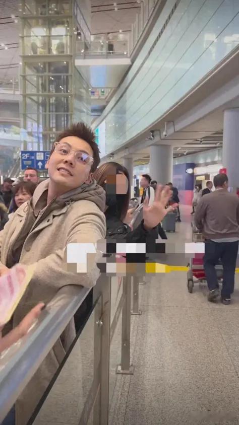 网友偶遇陈伟霆在北京机场接机，原来是接妈妈来看老婆和孩子了！陈妈妈一脸的开心，想