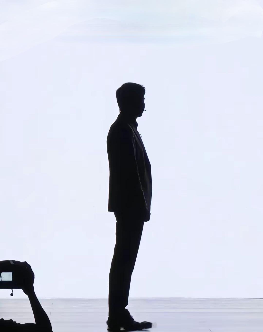 雷军就是老人说的，站有站相坐有坐相吧