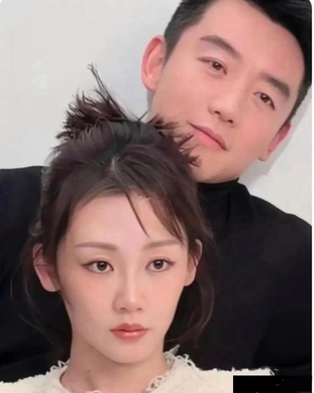 郑恺最近在节目里聊到苗苗的易孕体质，那表情，又逗又无奈的。他说“基本不做措施就中”，怀老大那会儿两人