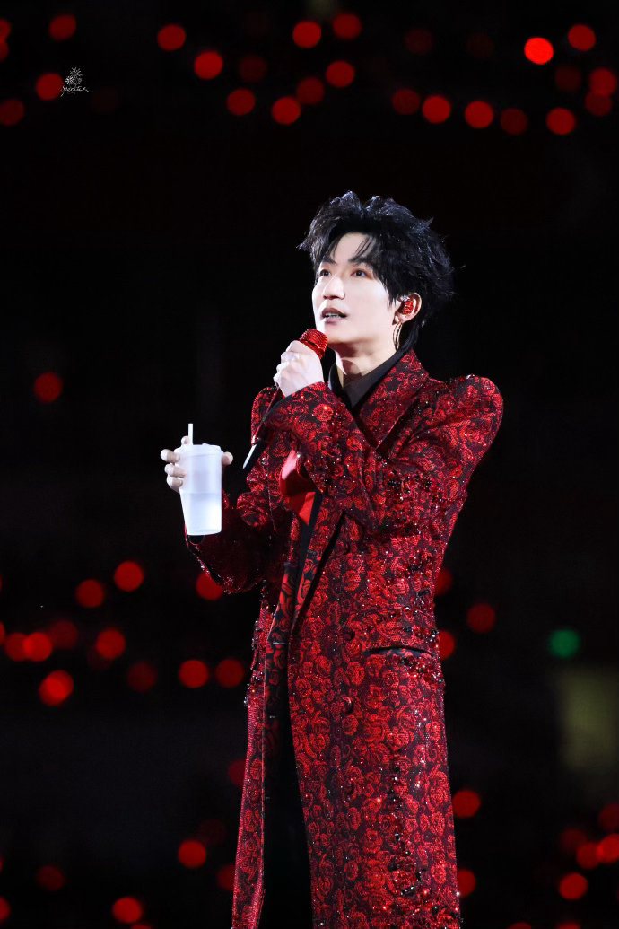 陈楚生济南开唱4万多位老师在现场陈楚生济南演唱会开场白我能记一辈子！“今晚有4