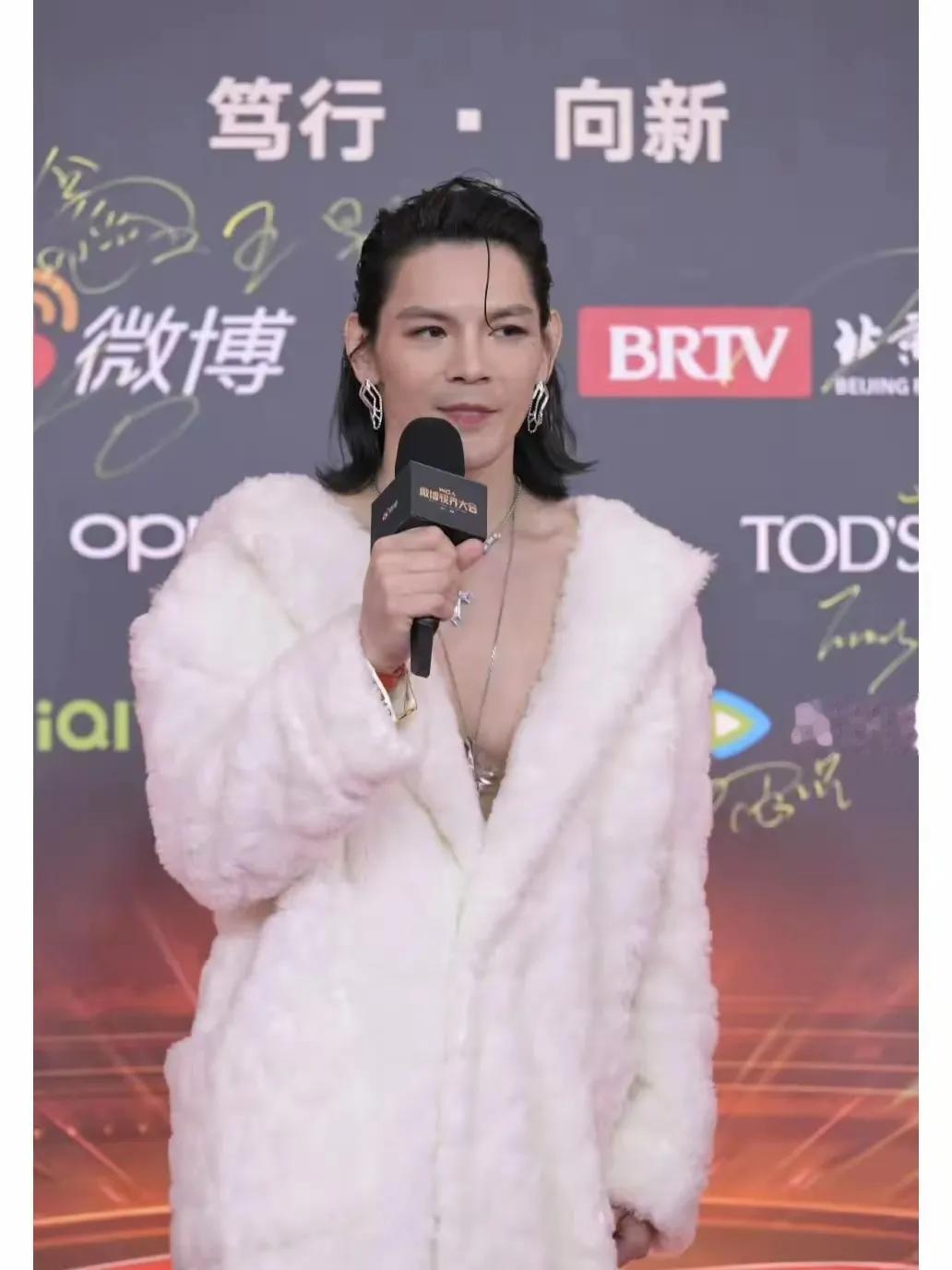 看来向佐欠钱是真，但是为什么欠的这个钱应该之间有误会。昨天向佐欠赌场140万未