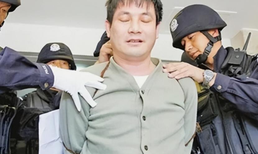 2013年，昆明看守所，糯康就要被执行死刑，由于绳子太紧了，他只能佝偻着身子站着