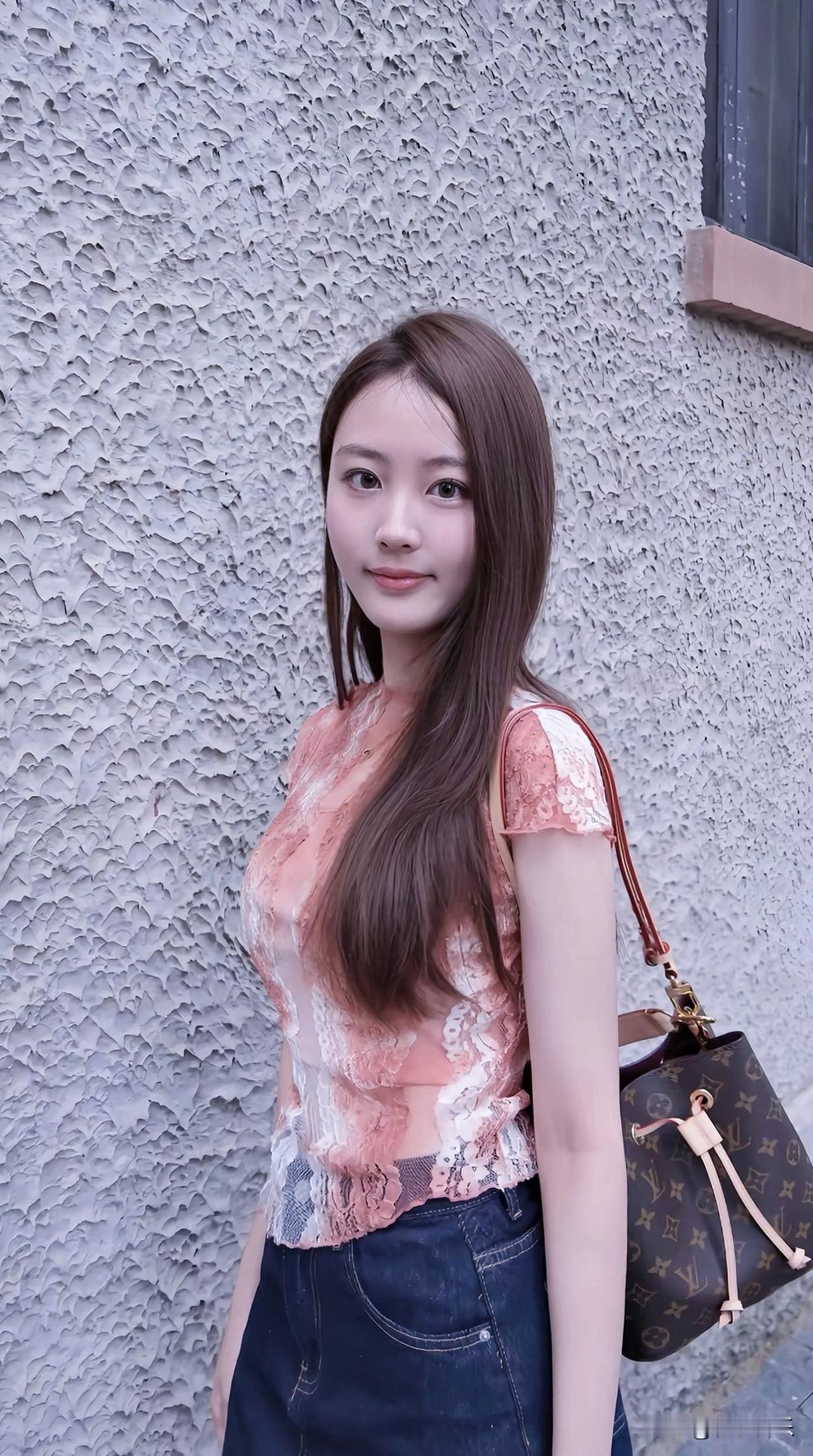 温柔甜美的少女穿搭，粉色蕾丝上衣搭配牛仔裤，轻松自然，元气满满！🌸💕分享你的