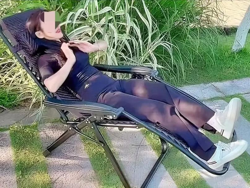 “太荒唐了！”广西一女子在家门口穿睡衣乘凉，遭过路醉酒男子伸手摸月匈，女子惊醒后