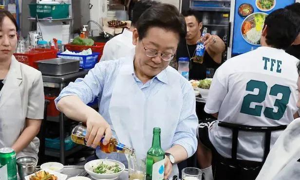 李在明宴请员工并号召全体国民到酒店消费！韩国总统李在明11日在首尔钟路区光化门