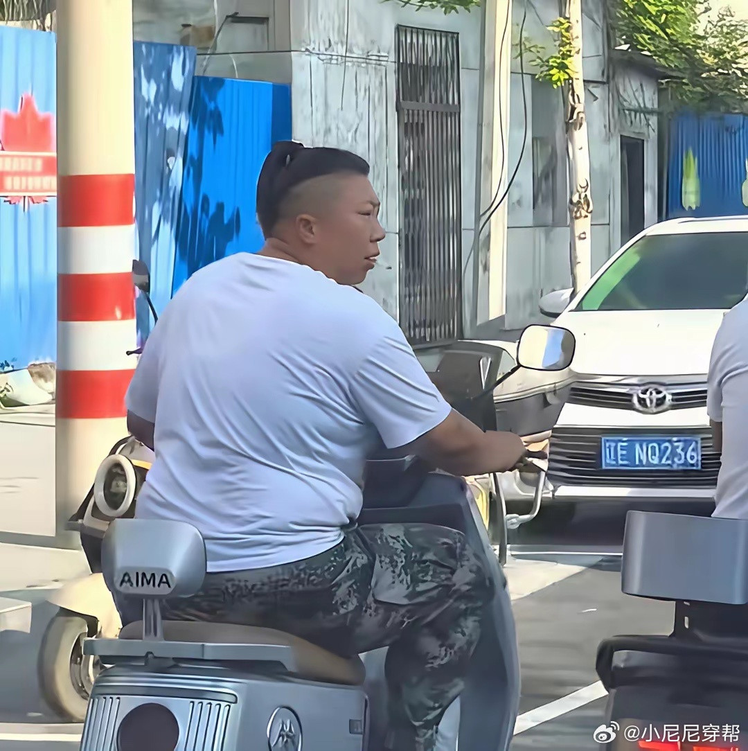 东北雨姐嘴里叼着香烟骑着电动车和朋友一同现身辽宁本溪街头时的一幕，霸气侧漏。​
