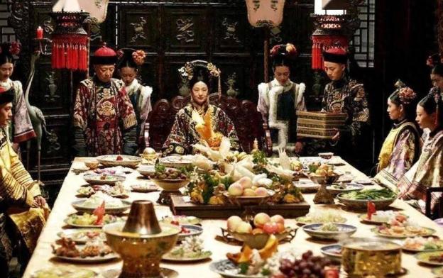 一天,慈禧太后没胃口,吃啥啥不香,吓坏了御膳房。有个胆大的御厨,买了几块臭豆腐端