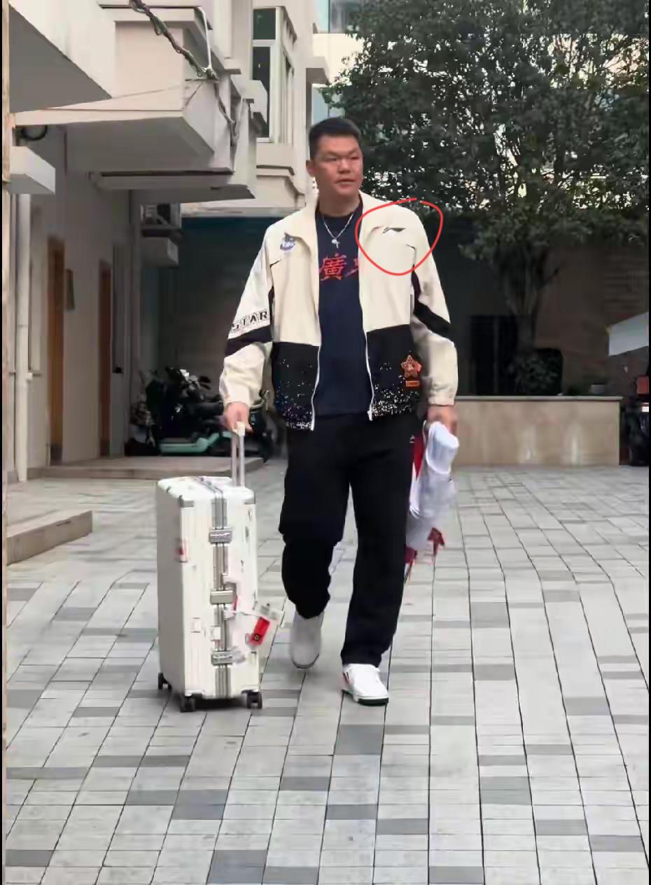 朱芳雨穿的衣服是什么牌子的，不认识