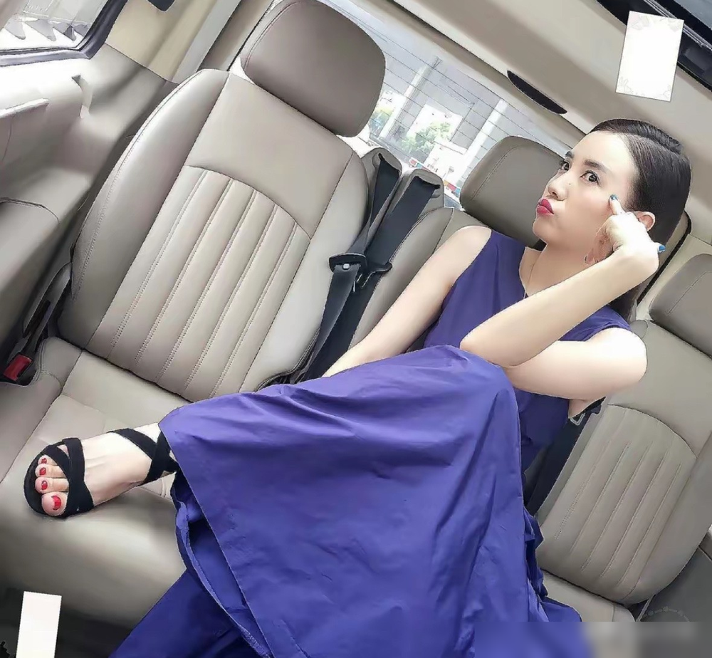 宋佳这张车内生图，看完直接击中审美爽点！前阵子她穿黑西装上热搜，全网夸性别模糊的反性感高级感。这次流