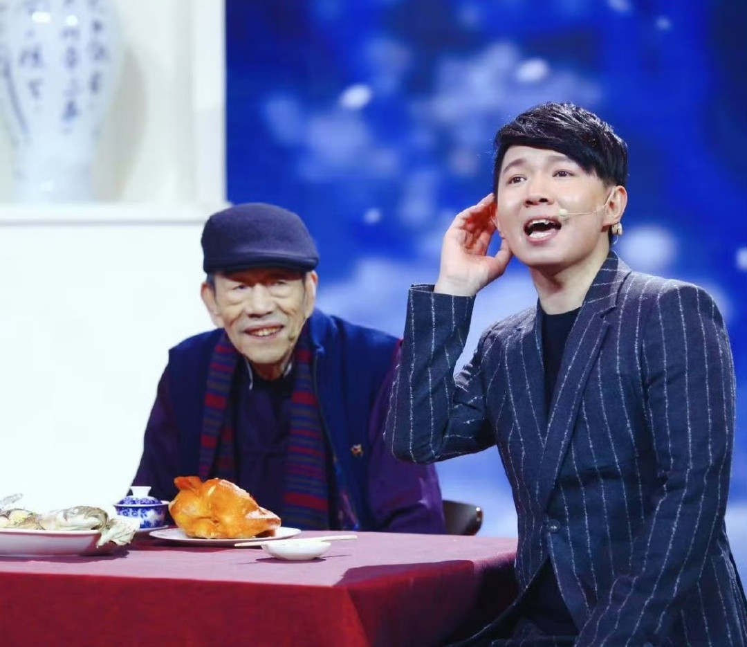 相声圈这波大瓜完全是离谱到家了。相声演员卢鑫被西安法院悬赏1万找下落，申请人还是