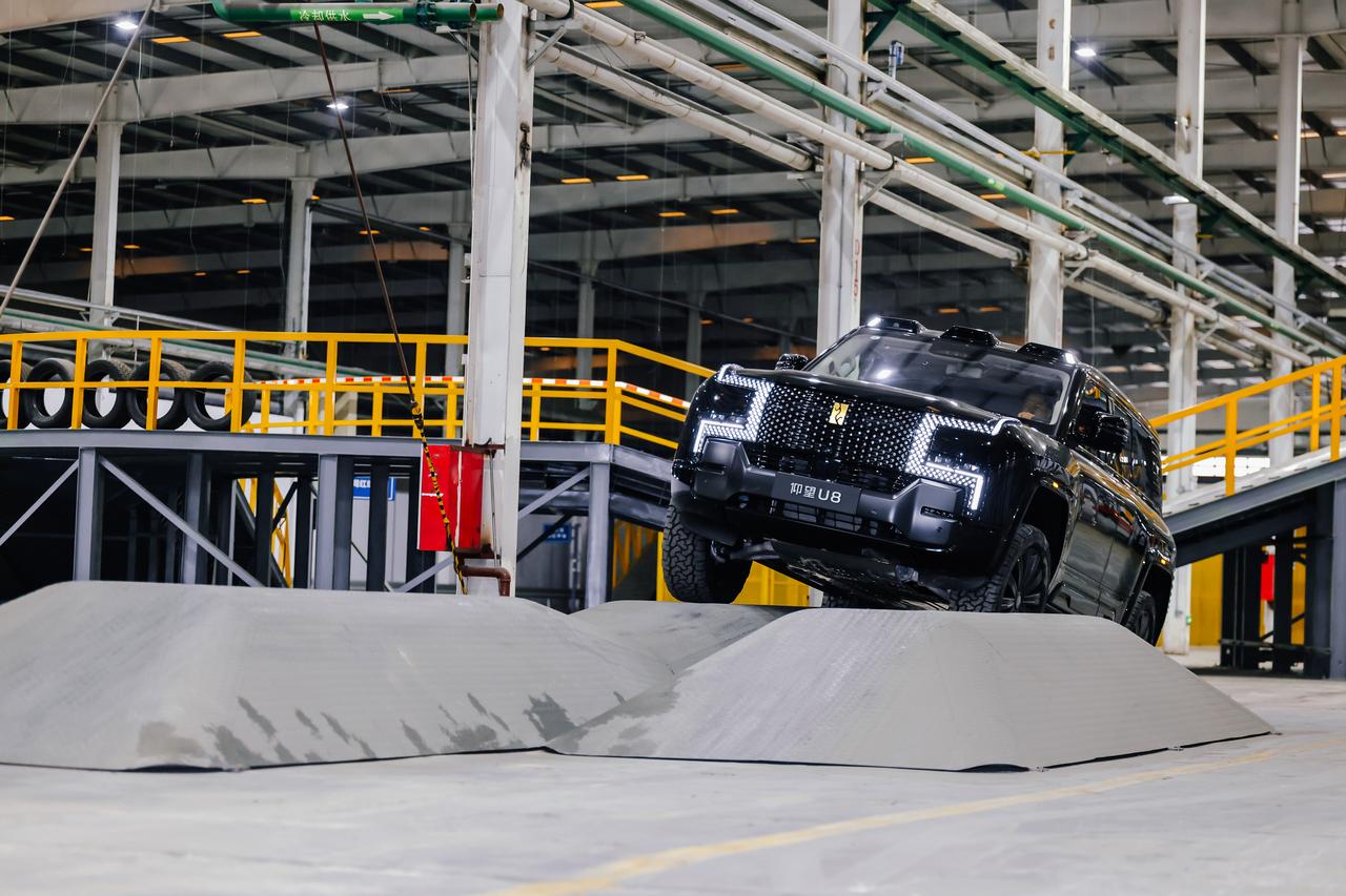 比亚迪把天门山、成佛坡等100+极限越野场景，搬进12000㎡室内越野开发中心，