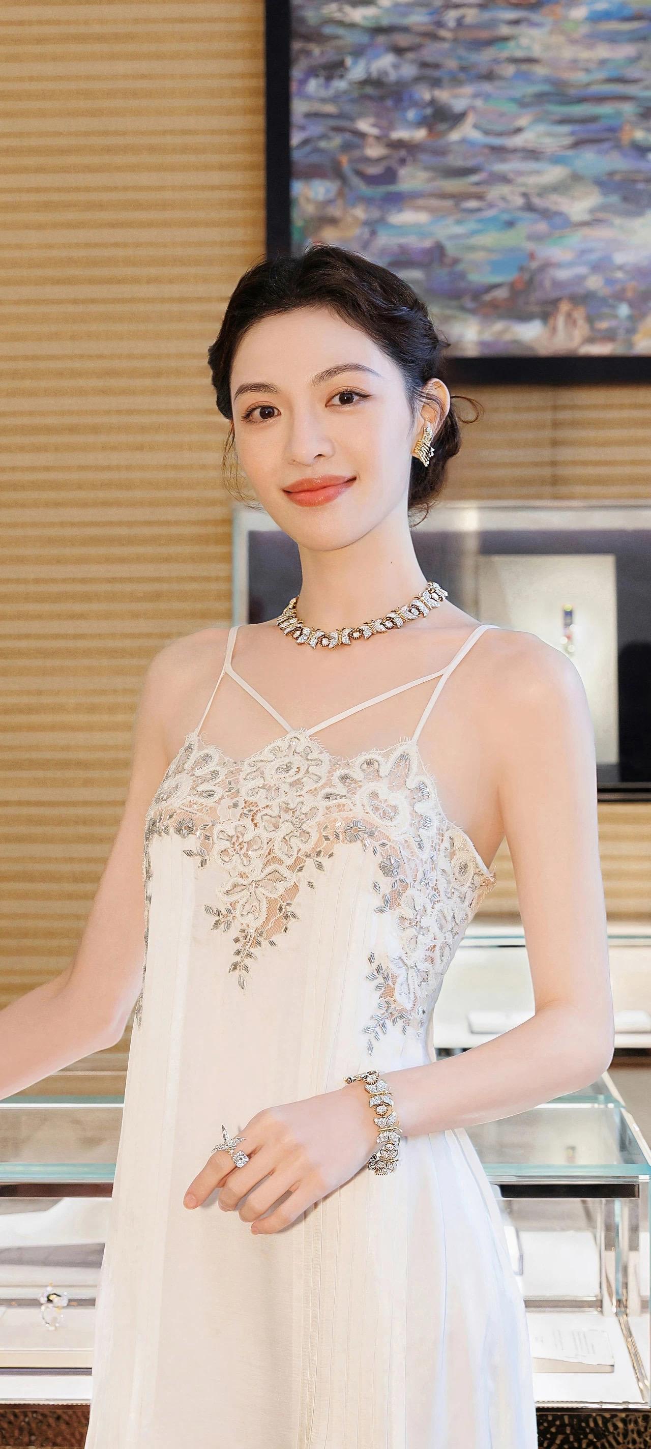 钟楚曦 蕾丝白裙