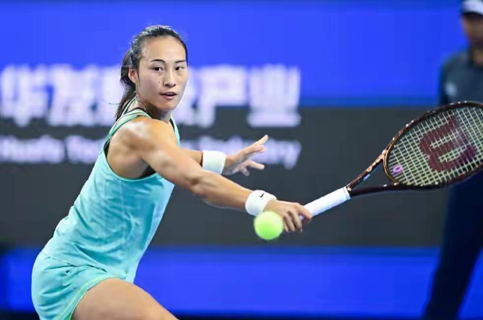 目前郑钦文的世界排名从最巅峰的第四位掉到第37位，要想再拿大满贯，其实难度比较大