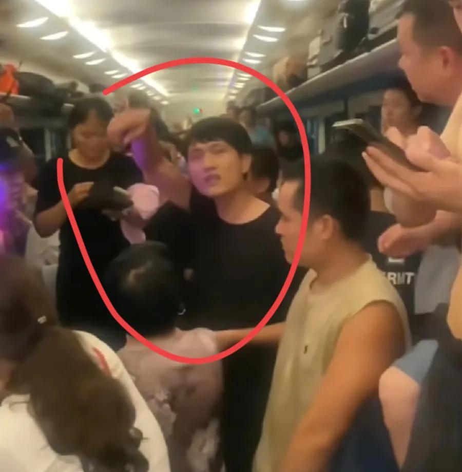 砸火车车窗，就是这个小伙！向他致敬！一车厢黑压压的乘客，看小伙的表情、姿态，明显