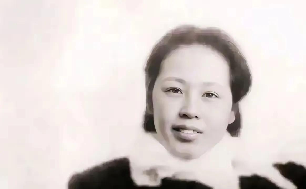 1949年新中国成立，刘伯承得知老家原配妻子还在世，半生独居度日、家境清贫无比，
