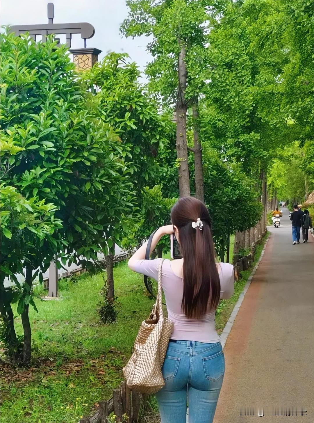 “寂寞空庭春欲晚”，时光悄悄把暮春轻轻收好。庭院安静，风也温柔，花开花落，都是岁