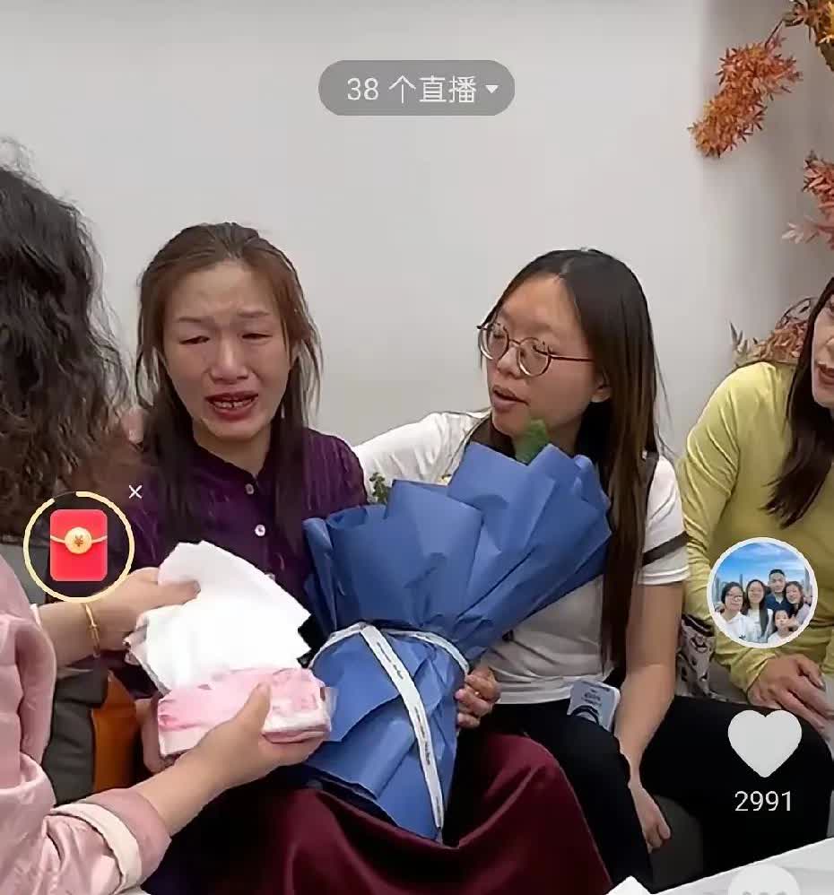 在杭州谢浩男大妹带着妈妈去品牌商那里，他们热情地接待浩楠妈妈。突然谢男妈妈不