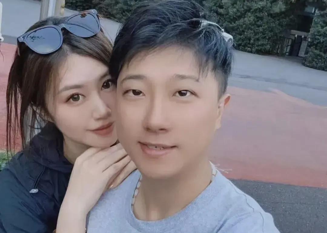 德云社张鹤擎遭非议，带着媳妇边工作边玩，这就是典型的不务正业德云社媳妇个个漂亮