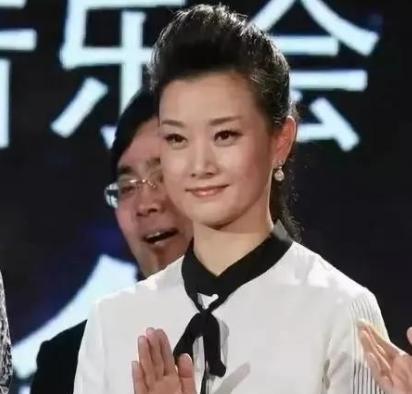 1996年，宋祖英亲手把18岁的小保姆送进了监狱，一判就是12年，而这个保姆还是