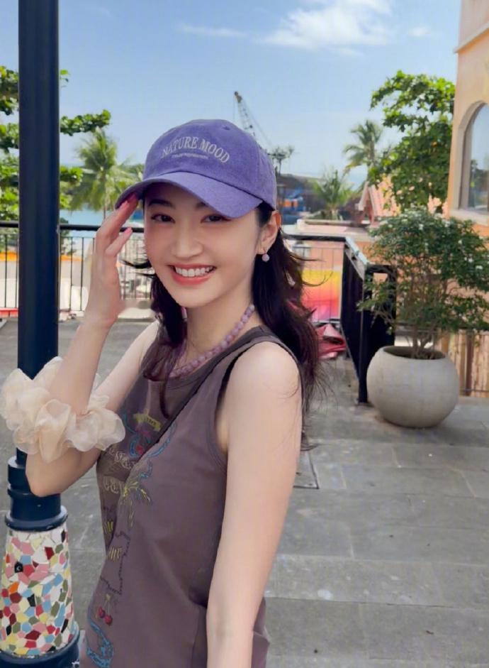 可爱的景甜[呲牙笑]
