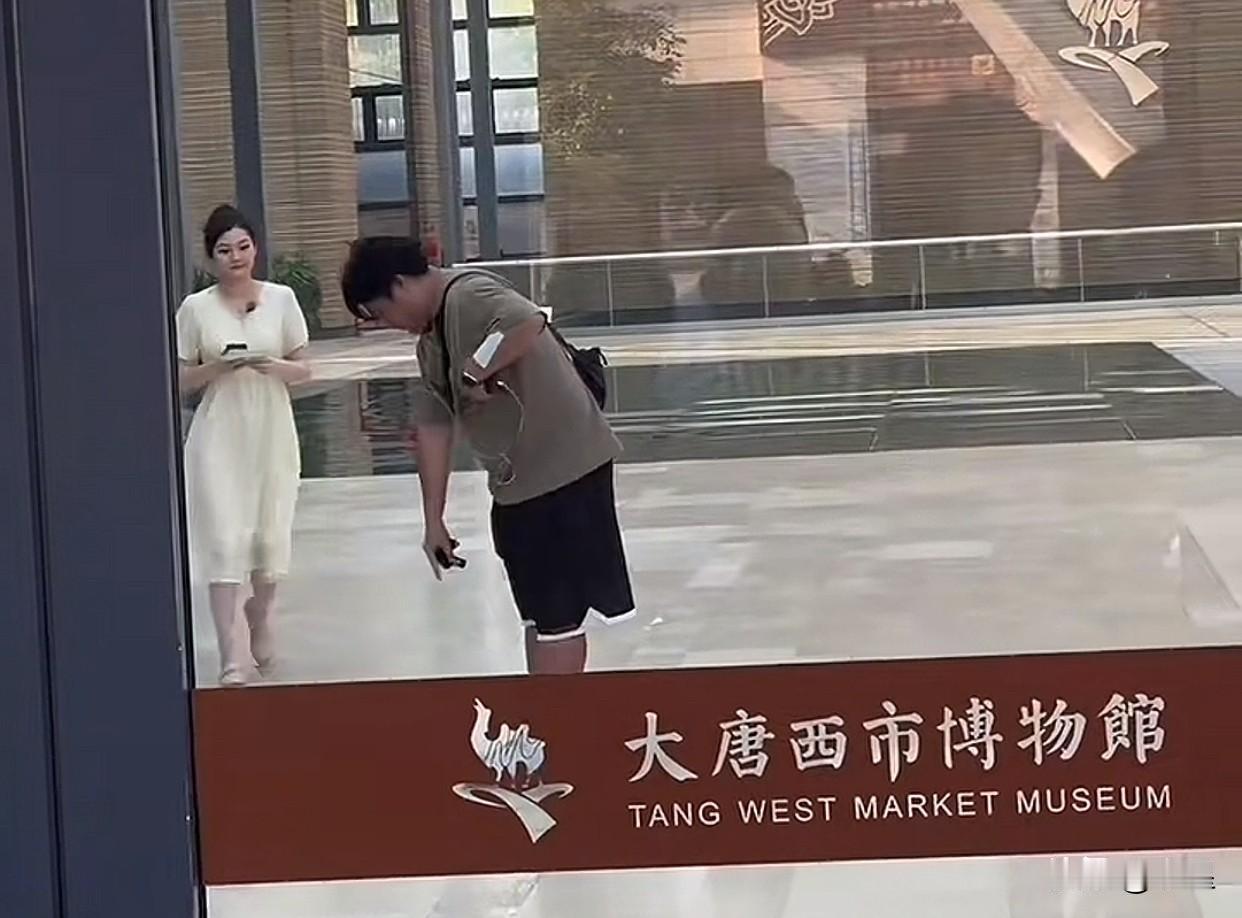 刚才刷到盼盼在西安的切片直播开始前书博导演指哪儿盼盼就乖乖站在那儿，不像某人