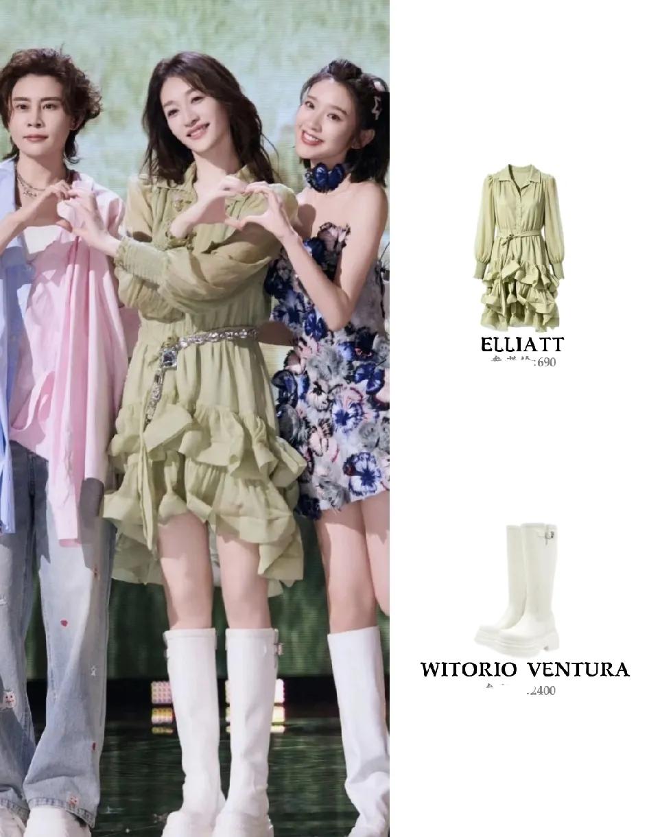 终于理解了，李小冉就是吃大明星这碗饭的。她今年50岁了，和王濛，唐艺昕合影也显