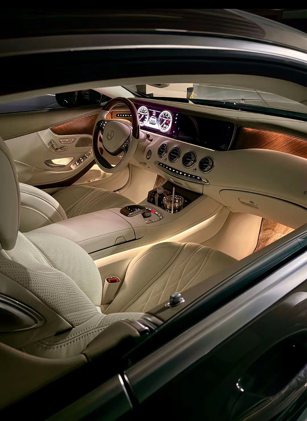 大v聊车还得是老车有味奔驰的内饰氛围感绝了最近经常刷到这套图跟现在流行的中控大