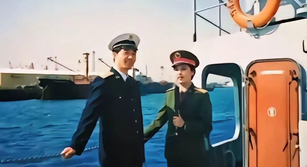 90年代，张召忠和张莉主持节目时一张罕见合影，那时候都很年轻​​​