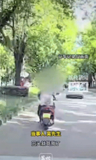 “人狂必有祸！”云南腾冲，一男子自驾出游时遇到一辆摩托车，鸣笛示意超车后，对方竟