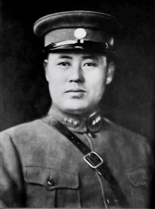 照片中的这名军人，他是傅作义心腹爱将，国民党105军中将军长袁庆荣。1948年1