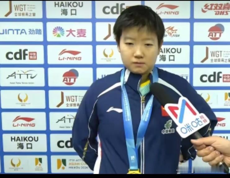 孙颖莎夺冠后接受采访回应决胜局8:7争议擦边误判一句话保护了王曼昱莎莎说这