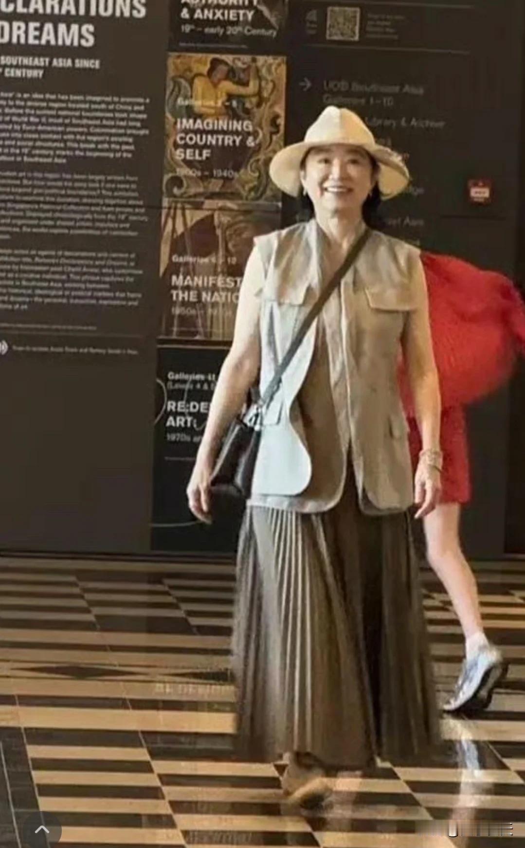 70岁的林青霞现身新加坡，8月16日，一位网友在新加坡国家美术馆遇到了林青霞。7