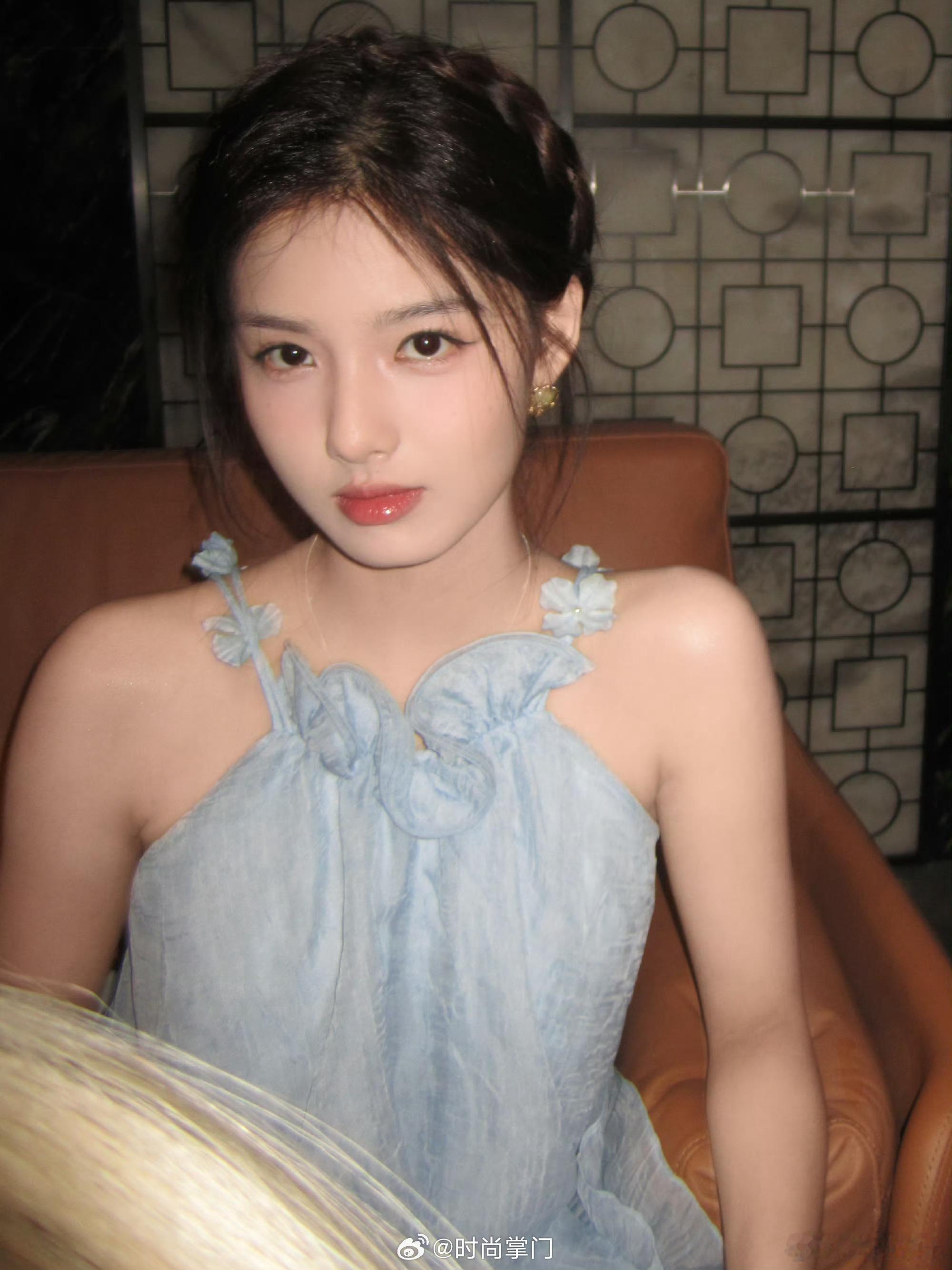 孙珍妮艾米合照美女同框太好磕🔥孙珍妮和艾米同框合影，一个温婉灵动，一个青春鲜活