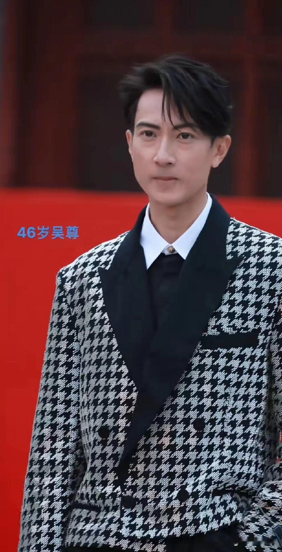 妈呀！童年男神也逃不脱岁月这把杀猪刀啊！印象里吴尊还很年轻，依然是帅小伙的模样